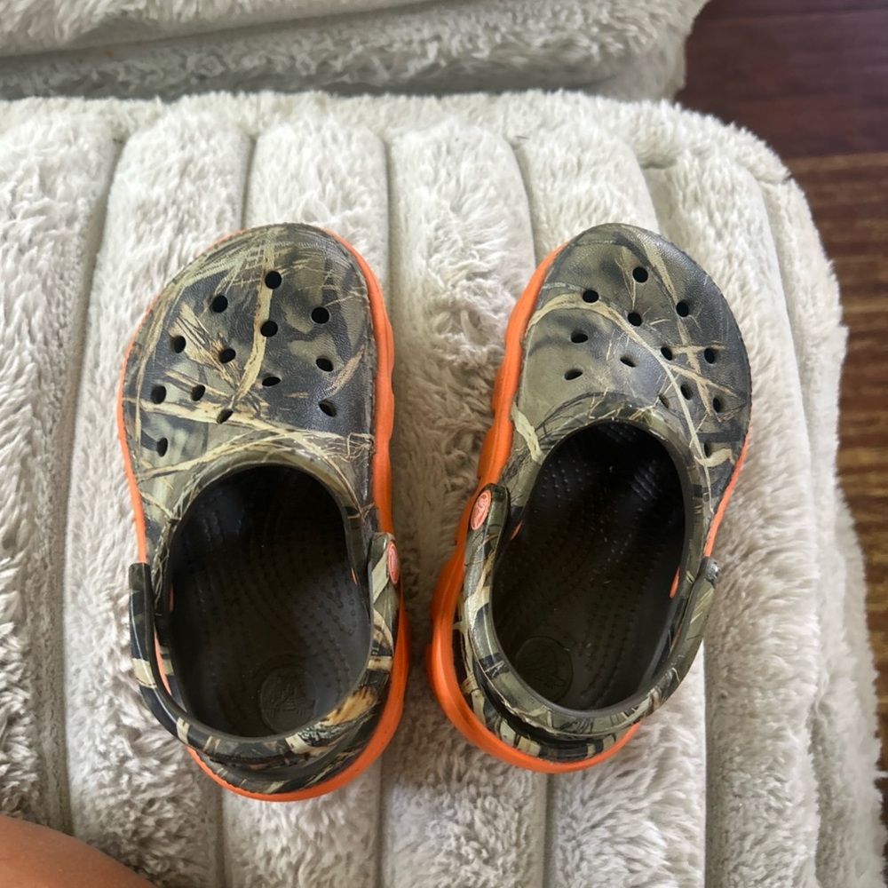 Camo Crocs Multicolored Sz 6/7 Kids Toddler Orange Green